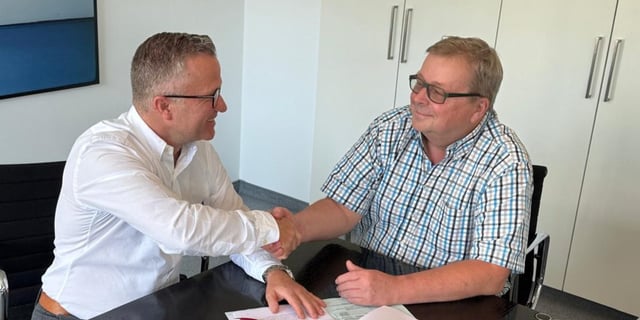 Edgar Ertel bei Vertragsunterzeichnung. Pro Active wird Teil vom Emerion