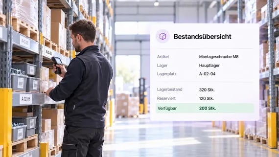 Mitarbeiter scannt einen Lagerplatz im Regal. Eine eingeblendete ERP-Bestandsübersicht zeigt Artikel, Lager, Lagerplatz, Lagerbestand, reservierte Menge und verfügbaren Bestand.