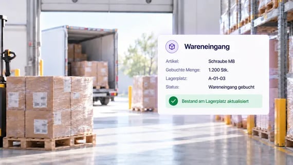 Wareneingang im Lager mit Paletten und Lkw. Eine eingeblendete ERP-Übersicht zeigt den gebuchten Wareneingang und den aktualisierten Bestand am Lagerplatz